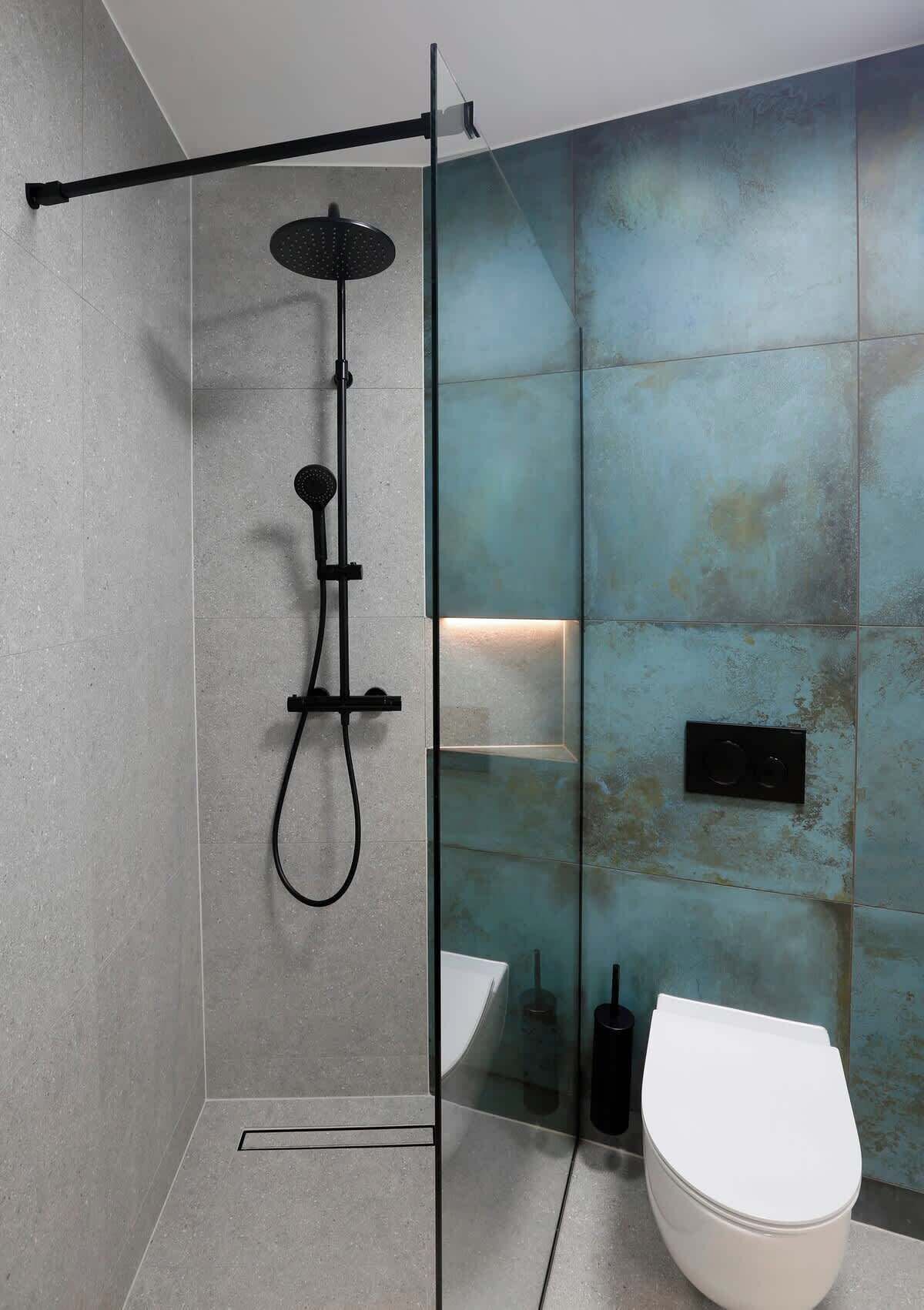 Douche, sèche-cheveux, serviettes fournies, shampoing