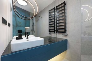 Ducha, secador de pelo y toallas