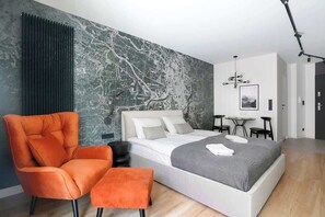 Escritorio, tabla de planchar con plancha, wifi y ropa de cama