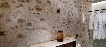 Athinaidos Noble Suite by K&K