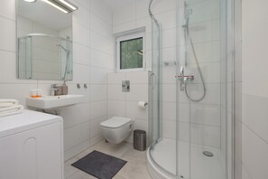 Dusche, Haartrockner, Handtücher, Shampoo