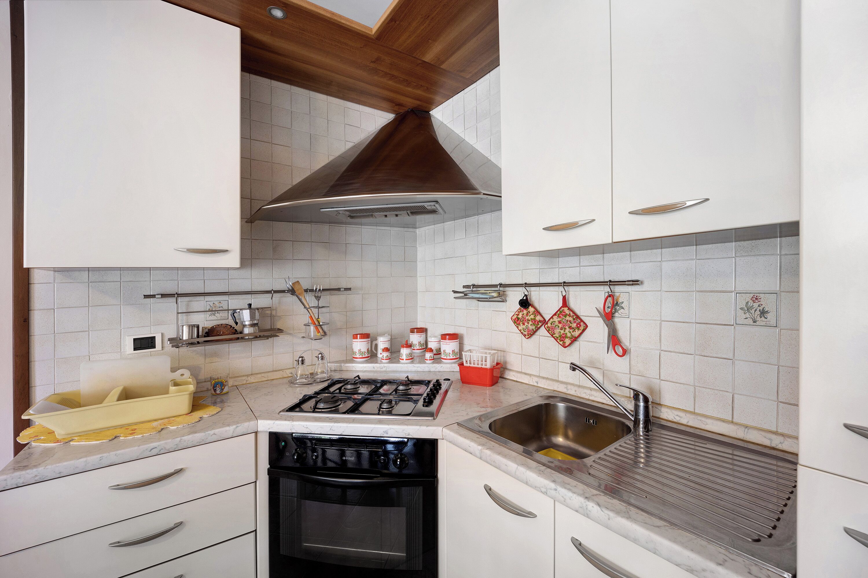 Frigorifero, forno, piano cottura, pentole/stoviglie/utensili