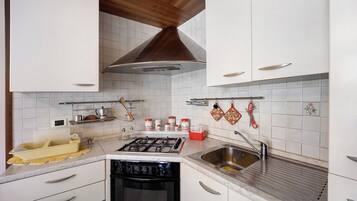 Frigorifero, forno, piano cottura, pentole/stoviglie/utensili