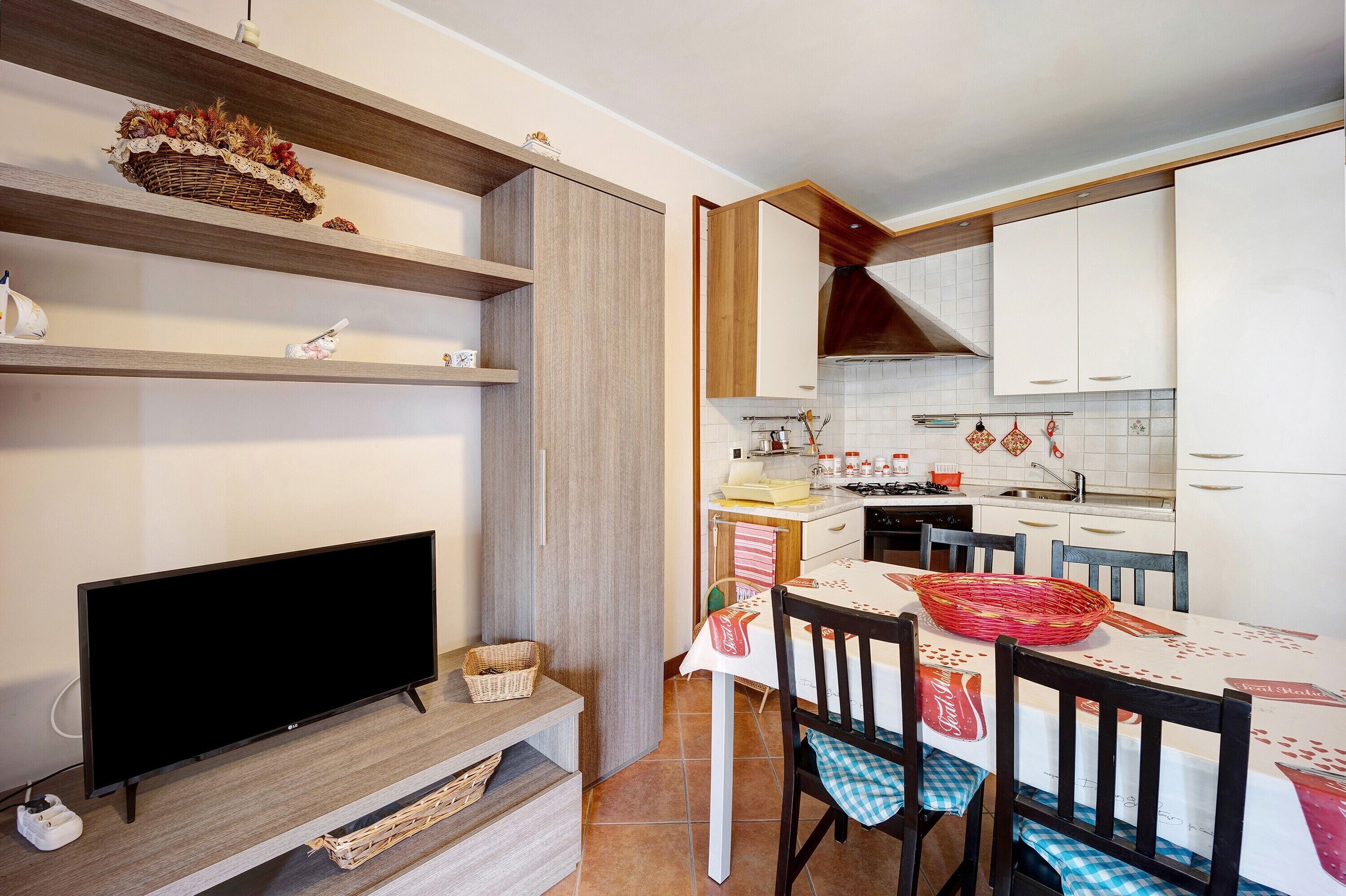 Fridge, oven, stovetop, cookware/dishes/utensils