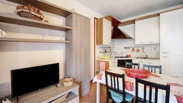 Fridge, oven, stovetop, cookware/dishes/utensils