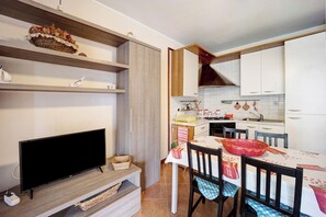 Kühlschrank, Ofen, Herdplatte, Kochgeschirr/Geschirr/Besteck