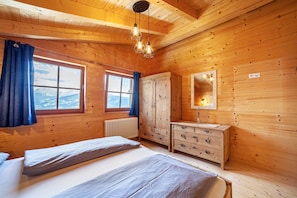 2 bedrooms, free WiFi, bed sheets - Chalet 'Bergchalet Refugium Martius' with Mountain View, Garden & Wi-Fi (Marlengo)