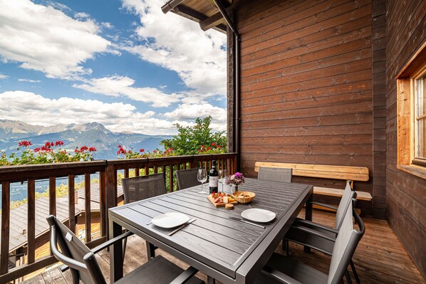 Outdoor dining - Chalet 'Bergchalet Refugium Martius' with Mountain View, Garden & Wi-Fi (Marlengo)