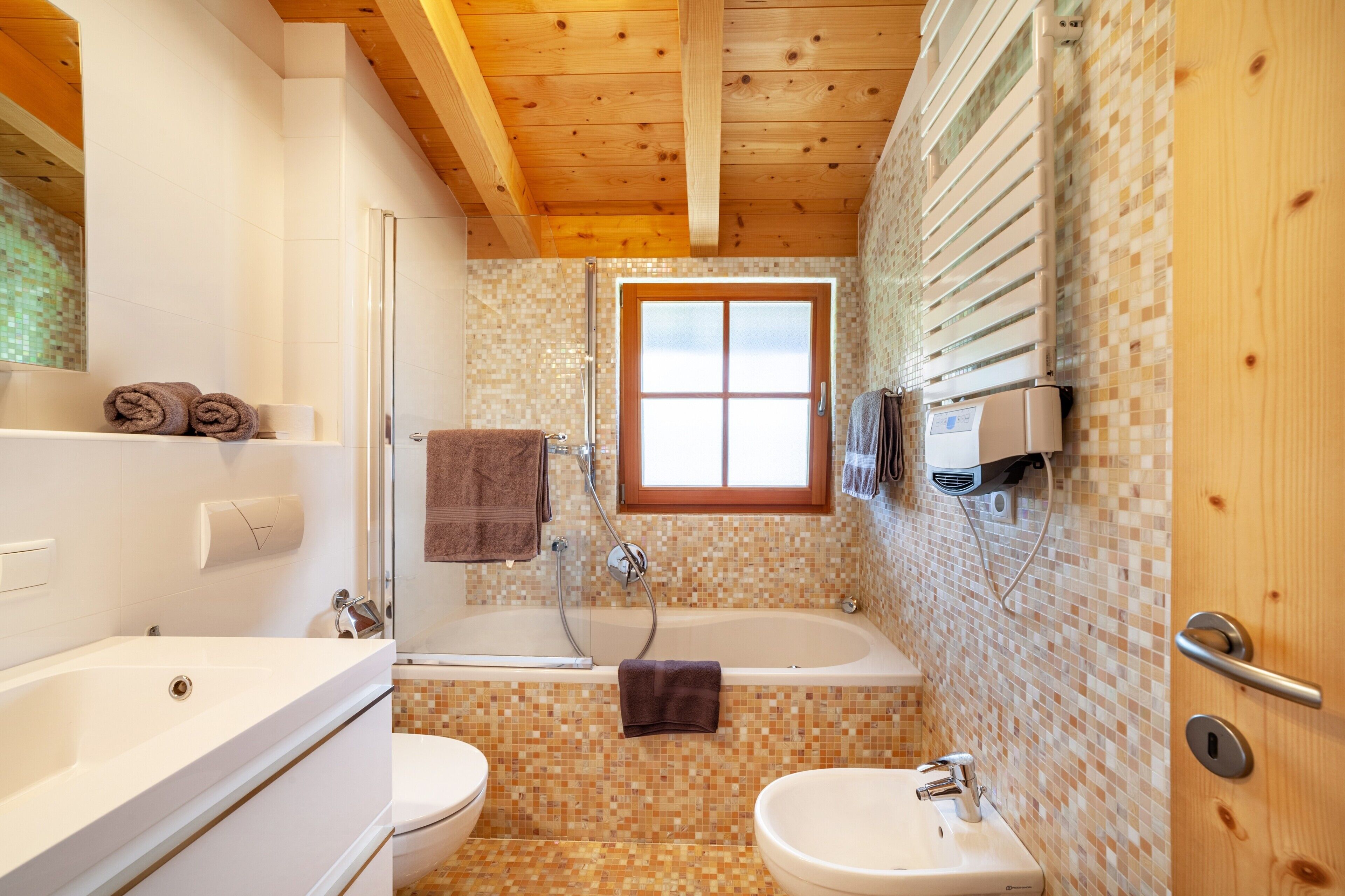 Badewanne, Haartrockner, Handtücher