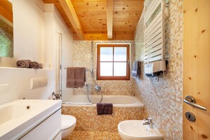 Badewanne, Haartrockner, Handtücher