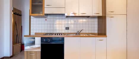 Kühlschrank, Ofen, Herdplatte, Wasserkocher mit Kaffee-/Teezubehör