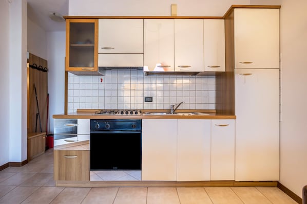 Een koelkast, een oven, een kookplaat, een koffiezetapparaat/waterkoker