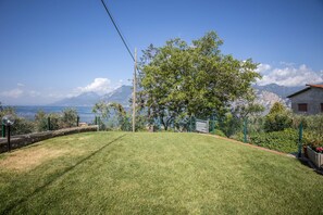 Property grounds - Holiday Apartment 'Assenza' near Lake Garda (Brenzone sul Garda)