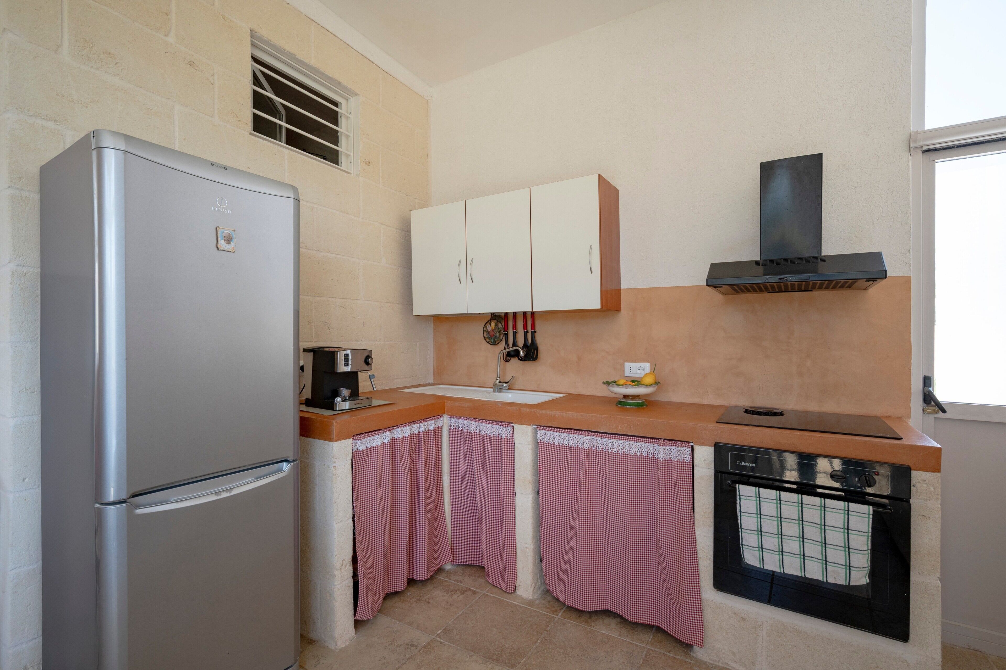 Frigorifero, forno, piano cottura, macchina per tè/caffè