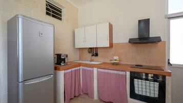 Frigorifero, forno, piano cottura, macchina per tè/caffè