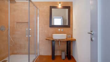 Suihku, hiustenkuivaaja, pyyhkeet