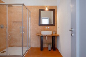 Douche, sèche-cheveux, serviettes fournies