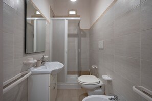 Shower, hair dryer, towels - Villa 'Stellina' with Shared Terrace, Wi-Fi and Air Conditioning (ostuni)