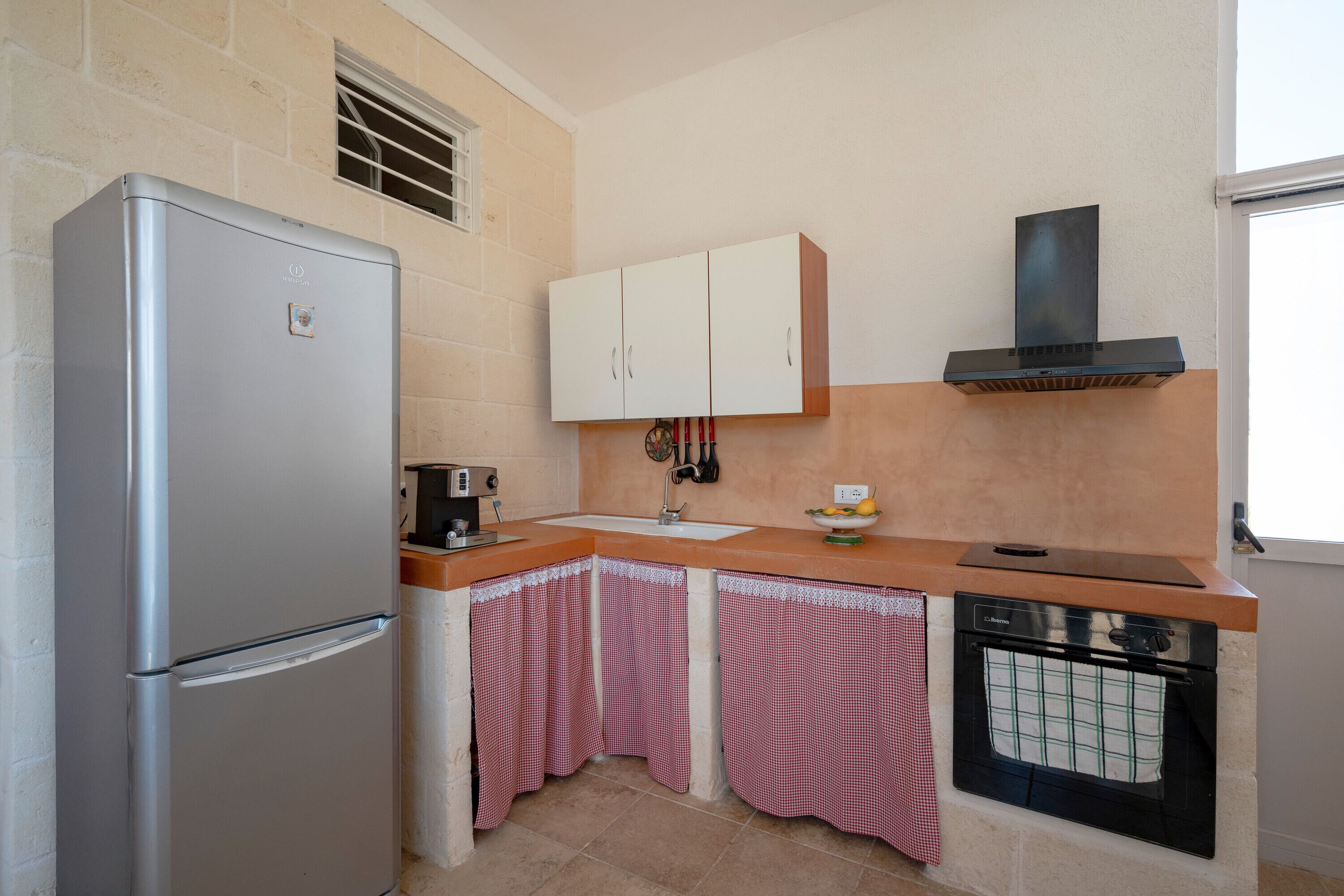 Kühlschrank, Ofen, Herdplatte, Wasserkocher mit Kaffee-/Teezubehör