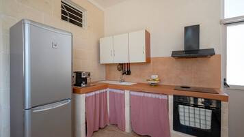 Kühlschrank, Ofen, Herdplatte, Wasserkocher mit Kaffee-/Teezubehör