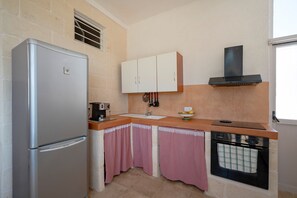 Fridge, oven, stovetop, coffee/tea maker