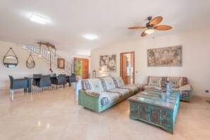 Tv, eldstad, dvd-spelare och en stereo