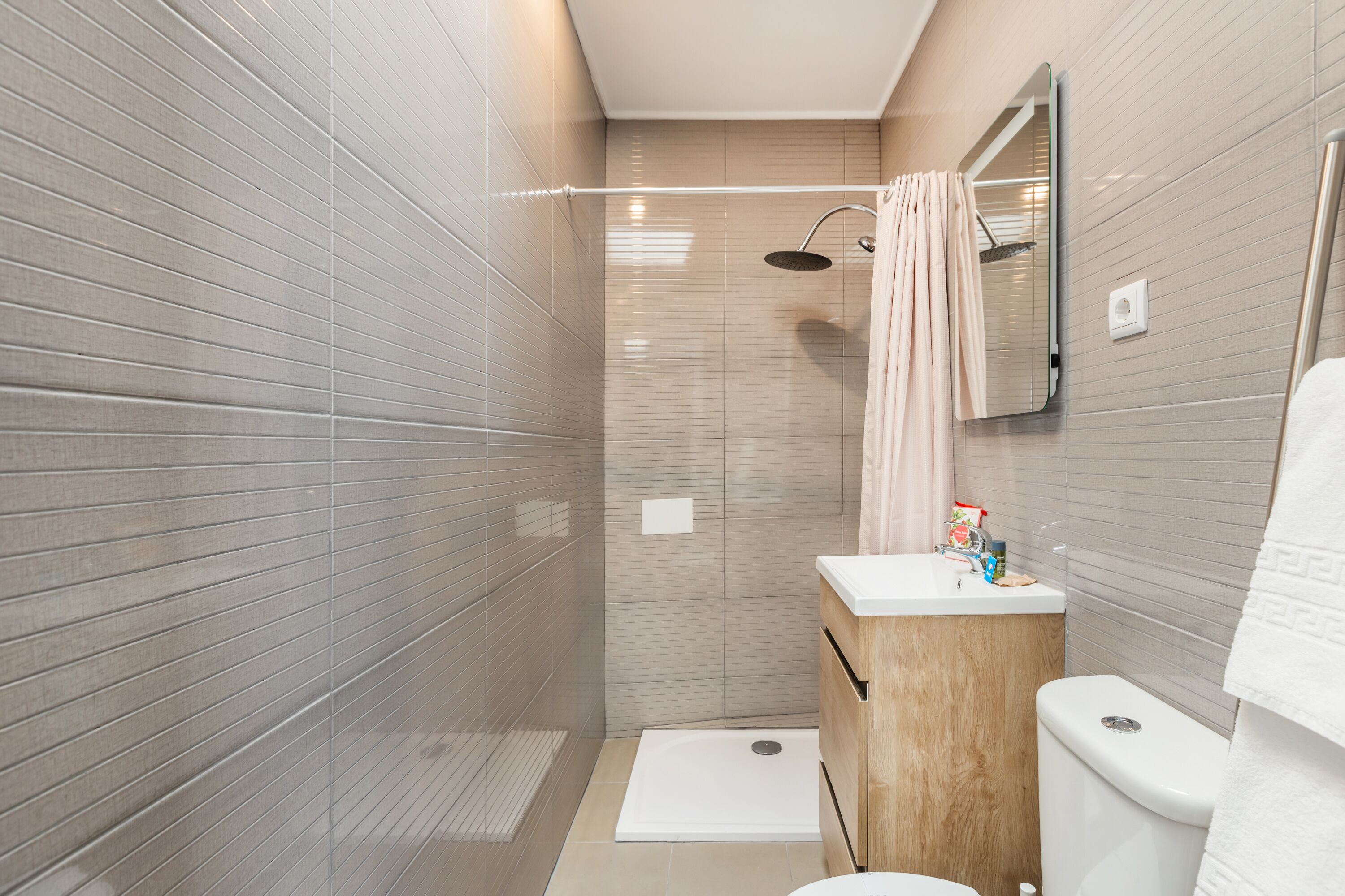 Apartment, 1 Doppelbett und Schlafsofa, Poolseite | Badezimmer | Dusche, Regendusche, Haartrockner, Handtücher