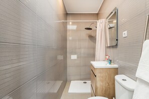 Departamento, 1 cama matrimonial y sofá cama, junto a la alberca | Baño | Regadera, regadera tipo lluvia, secadora de cabello, toallas 