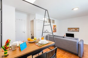 Apartment, 1 Double Bed with Sofa bed, Poolside | Private kitchen | Fridge, microwave, oven, stovetop - Live Laugh Love Beach Guest Home with AC  (Vila Nova de Gaia)