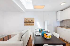 Apartment, 3 Schlafzimmer, Badewanne, Poolseite | Wohnbereich