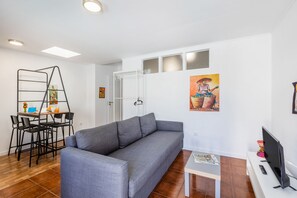 Huoneisto, 1 parisänky ja vuodesohva, uima-altaan luona | Oleskelualue | Televisio