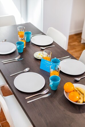 Apartment, 3 Bedrooms, Bathtub, Poolside | Private kitchen | Fridge, microwave, oven, stovetop - Live Laugh Love Beach Guest Home with AC  (Vila Nova de Gaia)