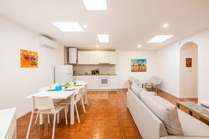 Apartment, 3 Schlafzimmer, Poolseite | Wohnbereich
