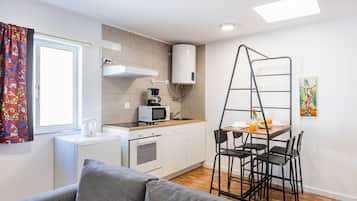 Apartment, 1 Doppelbett und Schlafsofa, Poolseite | Wohnbereich