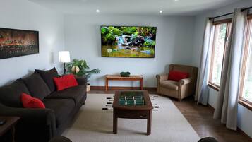 Téléviseur connecté, lecteur de DVD, table de baby-foot