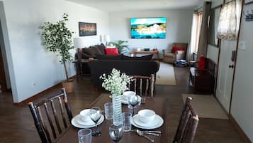 Smart-TV, DVD-Player, Tischfußball