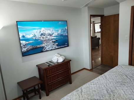 2 bedrooms, desk, iron/ironing board, travel cot. Awesome getaway! Two King beds three smart large screen TVs