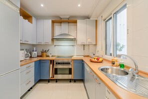 Fridge, microwave, coffee/tea maker, cookware/dishes/utensils - Arjona two bedroom deluxe (Sevilla)