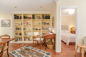 2 slaapkamers, een strijkplank/strijkijzer, internet