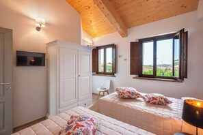 6 bedrooms, in-room safe, iron/ironing board, travel cot - I Gelsi 12&2 by Marche Holiday Villas (Orciano di Pesaro)