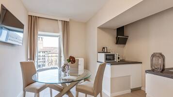 Deluxe Suite | Private kitchen | Espresso maker, coffee/tea maker, fridge, microwave