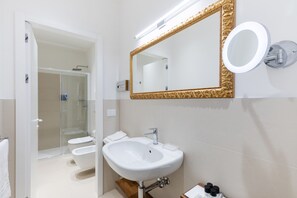 Deluxe Studio Suite | Bathroom | Shower, free toiletries, hair dryer, slippers