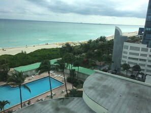 Outdoor pool - NICE STUDIO IN THE BEACH (Miami Beach)