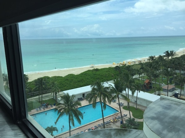 Outdoor pool - NICE STUDIO IN THE BEACH (Miami Beach)