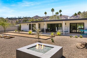 Outdoor dining - Poolside Mid-Century Paradise - Luxury Meets History: Iconic Architecture & Resort-Style Comfort (Palm Springs)