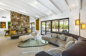 Interior - Poolside Mid-Century Paradise - Luxury Meets History: Iconic Architecture & Resort-Style Comfort (Palm Springs)