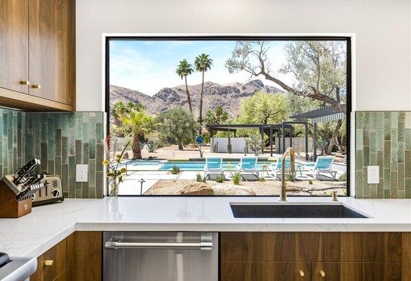 Interior - Poolside Mid-Century Paradise - Luxury Meets History: Iconic Architecture & Resort-Style Comfort (Palm Springs)