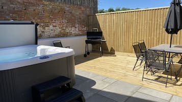 Cottage | Property grounds