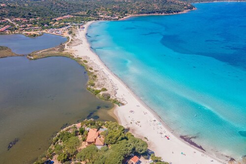 Isola Blu: Spacious Home with Jacuzzi and Pool Access in the Center
