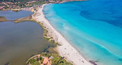 Isola Blu: Spacious Home with Jacuzzi and Pool Access in the Center